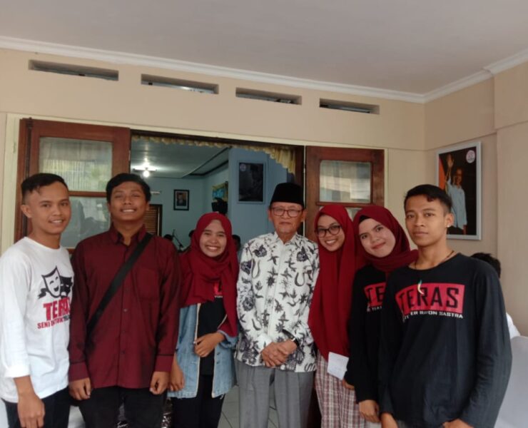 Personil Penampilan Teras bersama KH. Zawawi Imron (Foto: Ulfa/PMII FIB)